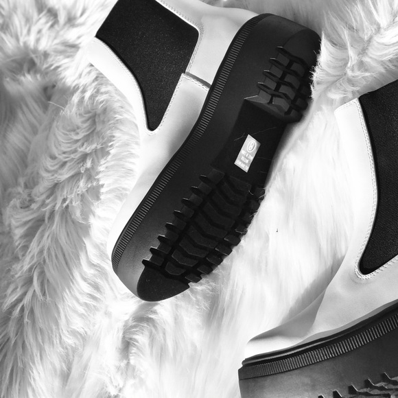 Soda Reeve White Platform Chelsea Lug Flat Boot - Picture 6 of 6